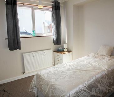 5 bedroom semi-detached house to rent - Photo 4