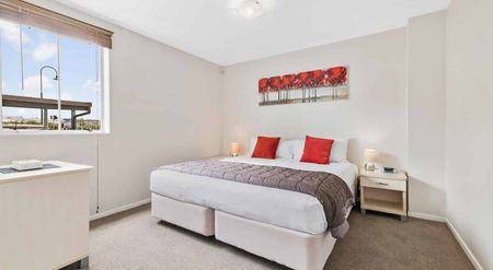 Upmarket 1 Bed by Botany - Fully Furnished, Pool - Photo 3