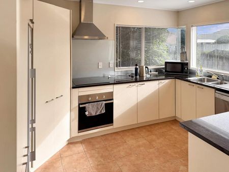 Spacious 3-Bedroom Home in Desirable Golflands - Photo 2