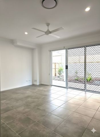 NEAR NEW- 4 BED 2 BATH TOWNHOUSE- FULLY DUCTED AIR CON - Photo 2