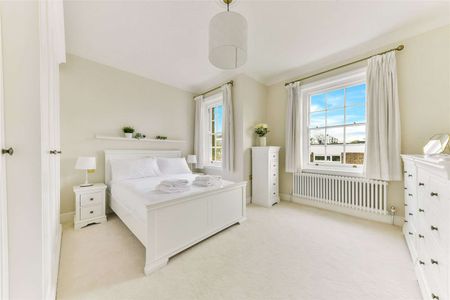 Superbly presented 2 double bedroom apartment to rent in this prestigious period conversion. - Photo 5