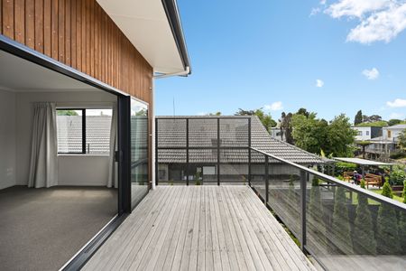 Discover this well-presented two-bedroom, two-bathroom home located on Cook Street in the highly sought-after Hamilton East. - Photo 5