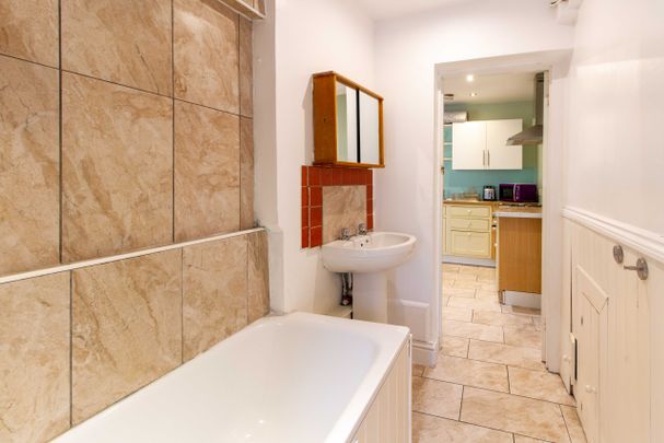 Room 2 - Photo 1