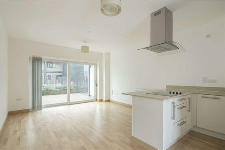 Modern two bedroom, two bathroom duplex apartment - Photo 4