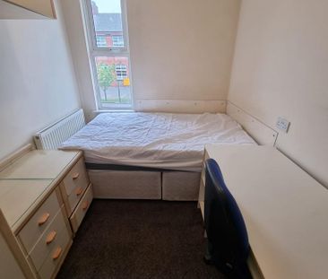 4 bedroom terraced house to rent - Photo 3