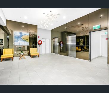 Newly renovated penthouse view apartment - Photo 4