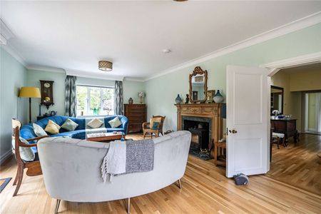 A beautifully appointed family home in the heart of the New Forest. - Photo 3