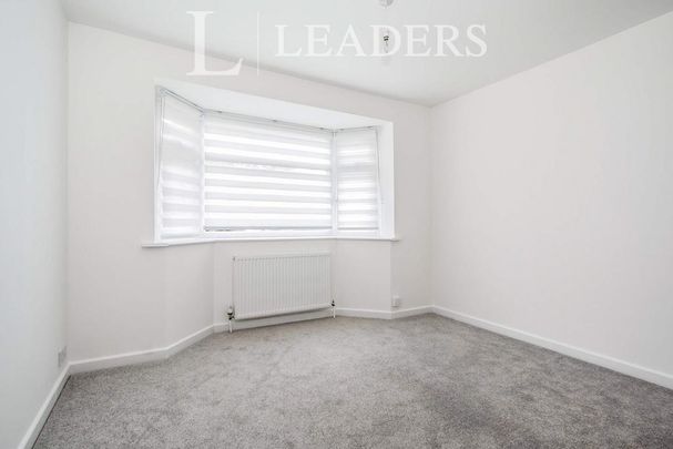 4 bedroom bungalow to rent - Photo 1