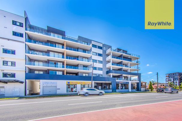 MODERN TWO BEDROOM APARTMENT IN PRIME LOCATION WITH GARDEN ASPECT - Photo 1