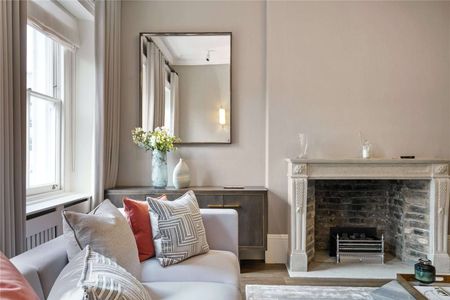 A fantastic three bed maisonette situated in the popular location of Onslow Gardens moments from the local amenities of South Kensington. - Photo 3