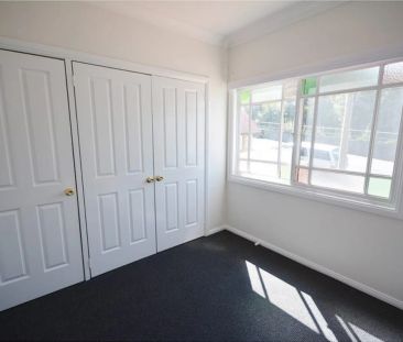 Bright & Airy 2-Bedroom Apartment – Prime Location Near Town & Train - Photo 2