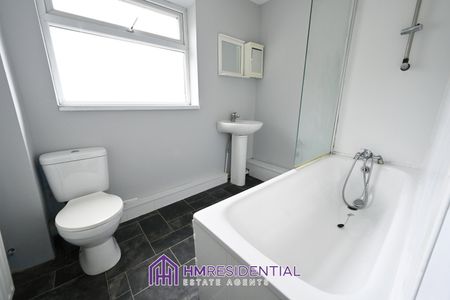 3 bedroom 1st Floor Flat for rent on Gainsborough Grove, Arthurs Hill, Newcastle Upon Tyne, NE4 5PH from 07/11/21025 - Photo 2