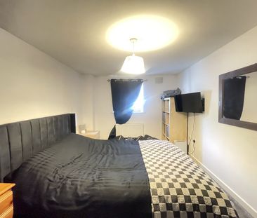 Alexander Square, Eastleigh - Photo 1