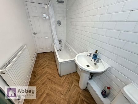 3 bedroom semi-detached house to rent - Photo 2