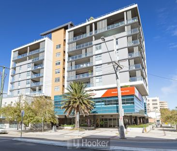 EXECUTIVE HARBOURSIDE LIVING WITH ENORMOUS ENTERTAINING DECK - Photo 4