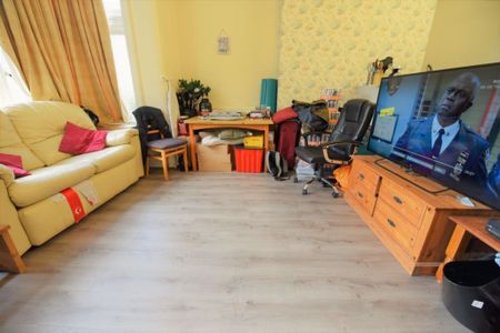 7 bedroom Flat in Wood Lane, Leeds - Photo 4