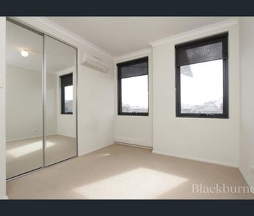 TWO BED APARTMENT IN GREAT LOCATION! - Photo 4