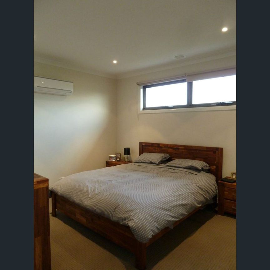 2/2 Arvern Avenue St, Avondale Heights, Vic 3034 - Photo 1
