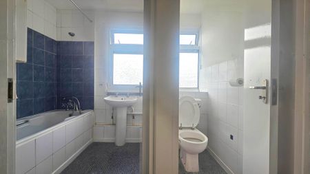 Price £2,300 pcm - Available Now - Part Furnished - Photo 5