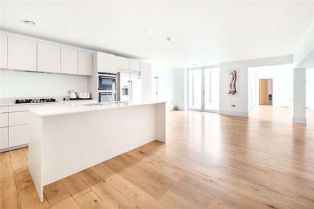 Fantastic family home benefitting from an annexe, off-street parking and a garage. - Photo 5