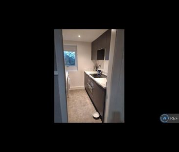 3 bedroom flat to rent - Photo 4