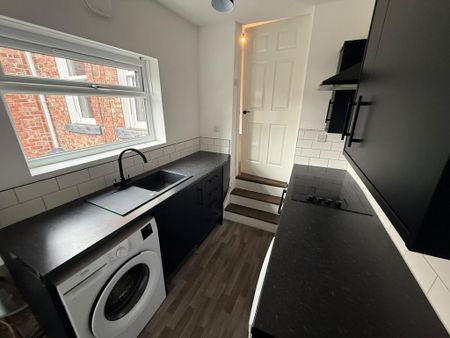 3 bedroom flat to rent - Photo 5