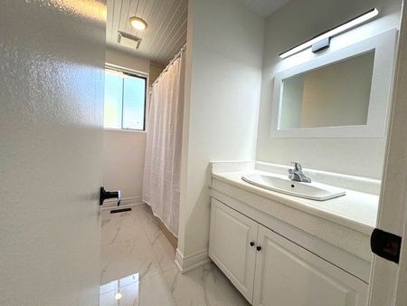 For Lease - 8 Devins Drive Unit# Main Floor, Aurora, Ontario - Photo 5