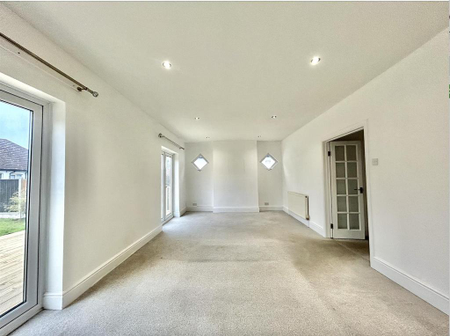 2 bedroom detached bungalow to rent - Photo 4