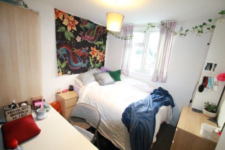 6 Bed Terraced House, Grange Avenue, RG6 - Photo 4