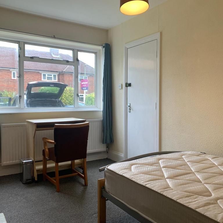 1 bedroom in a house share to rent - Photo 2