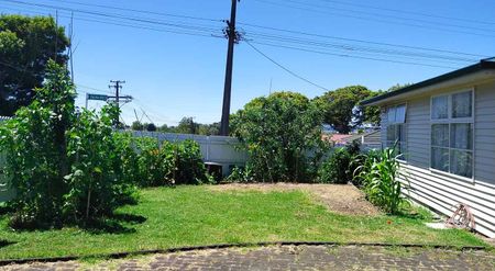 Charming 4BR House in Te Atatu - Photo 4