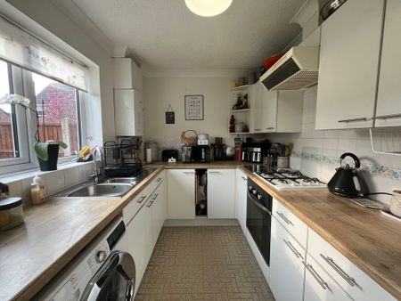 3 bedroom Semi-Detached House to let - Photo 4