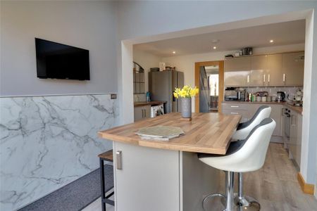 2 bedroom semi-detached house to rent - Photo 2