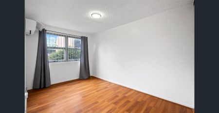 Retro Charmer Right In The Heart Of It All - Photo 2