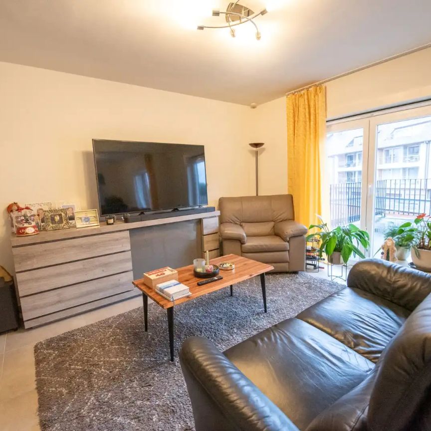 Instapklaar lichtrijk appartement met 2 slaapkamer, garagebox en zéér ruim terras! - Photo 1