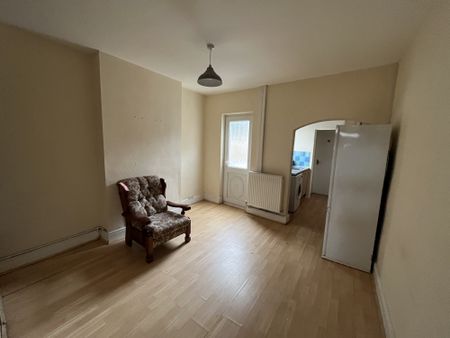 TWO BEDROOMS LOCATED CLOSE TO THE CITY CENTRE LOW MAINTENANCE ENCLOSED GARDEN CLOSE TO LOCAL AMENITES GAS CENTRAL HEATING UPVC DOUBLE GLAZED NEAUTRALLY DECORATED - Photo 2