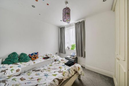 3 bedroom flat to rent - Photo 4