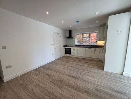 Willoughby Road, Slough, Berkshire, SL3 - Photo 2