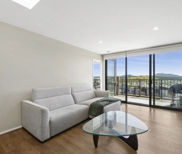 Top floor apartment with views to Black Mountain! - Photo 3