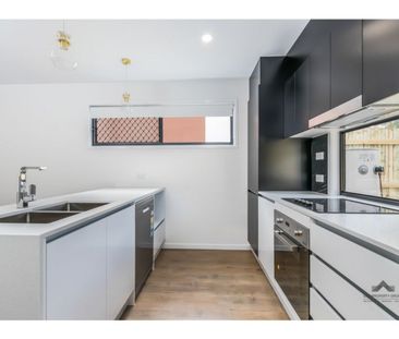 SPACIOUS FOUR BEDROOM TOWNHOUSE - Photo 2