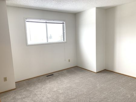 Spacious 3 Bedroom Townhouse in Glendale - Photo 2