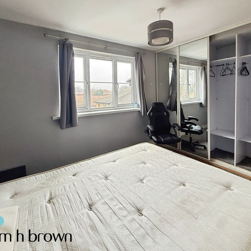 Crest Avenue, Essex, Grays - Photo 1