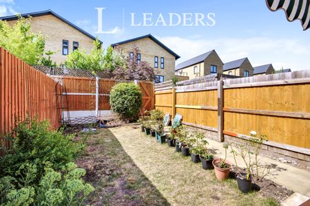 3 bedroom semi-detached to rent Charlock Close, Romford, RM3 - Photo 2