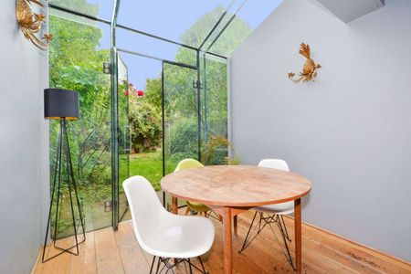 Three bedroom bay fronted family house located on one of London Field's most sought after residential streets. - Photo 3