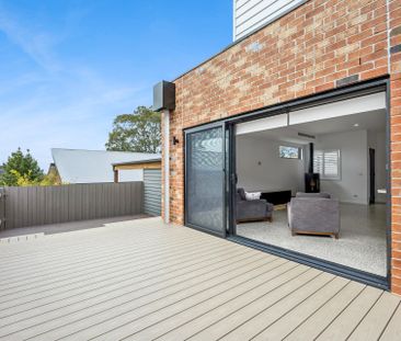 EXECUTIVE LIVING WITH DESIGNER DETAIL - Photo 5