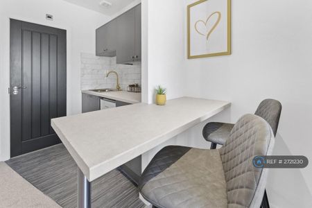 1 bedroom in a house share to rent - Photo 3