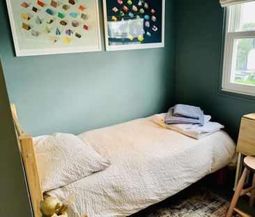 Snug single room with private shower room tucked away at the top of... - Photo 4