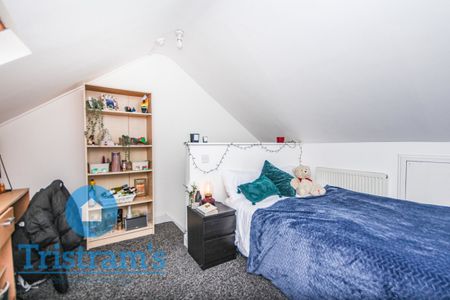 References Pending - 5 bed End Terraced House - Photo 2