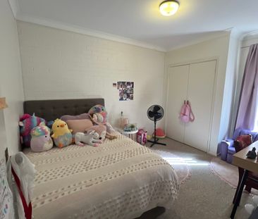 Tidy Two Bedroom Unit - Photo 3