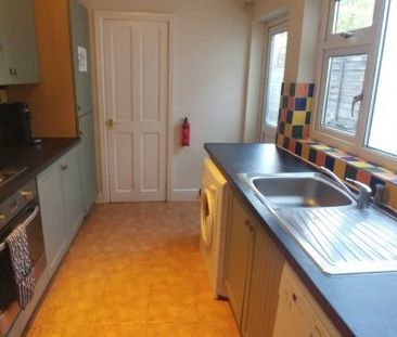 5 Bed - Granby Gardens, Reading - Photo 4